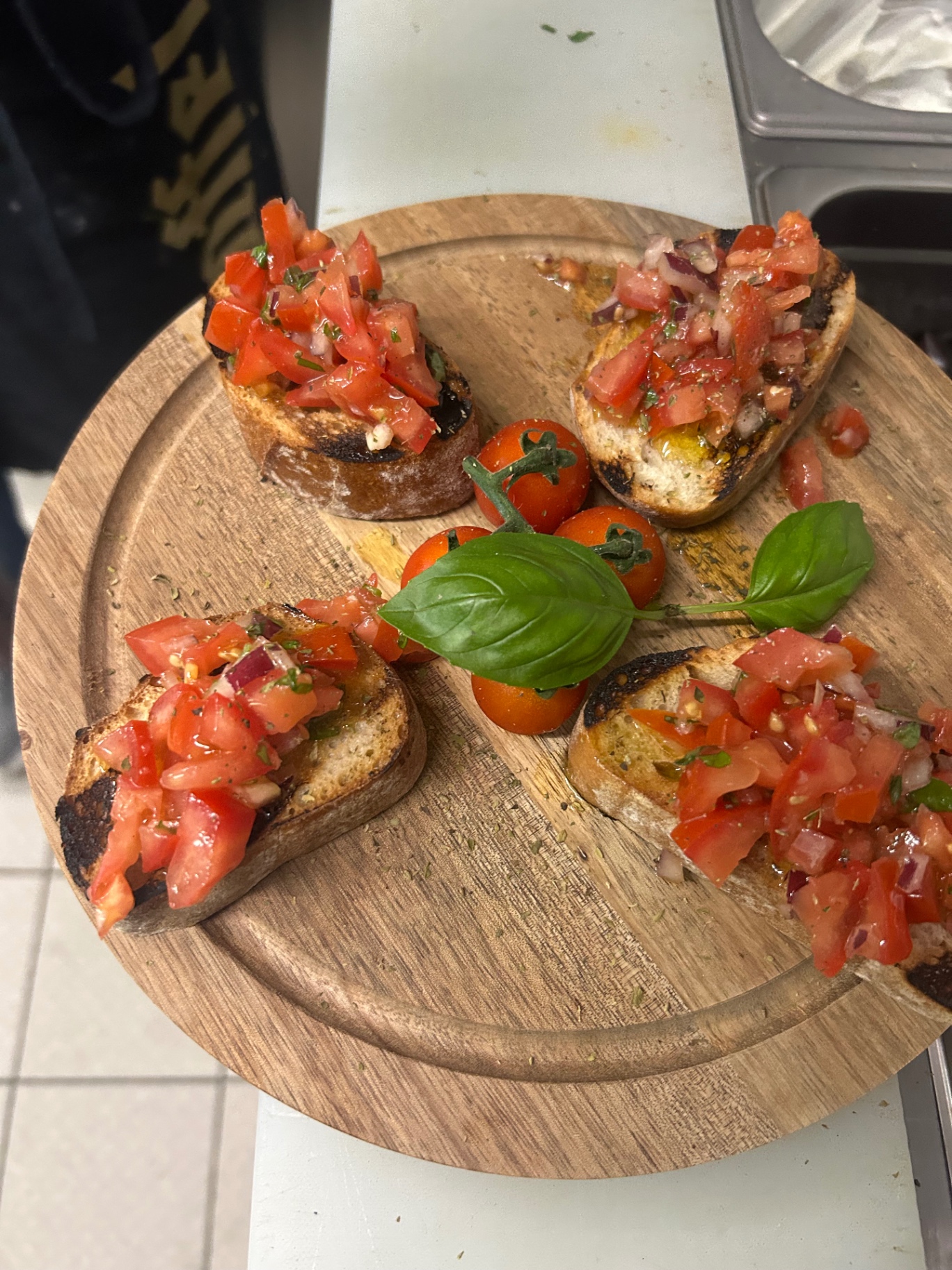 Frische Bruschetta mit Tomaten und Basilikum im Olea