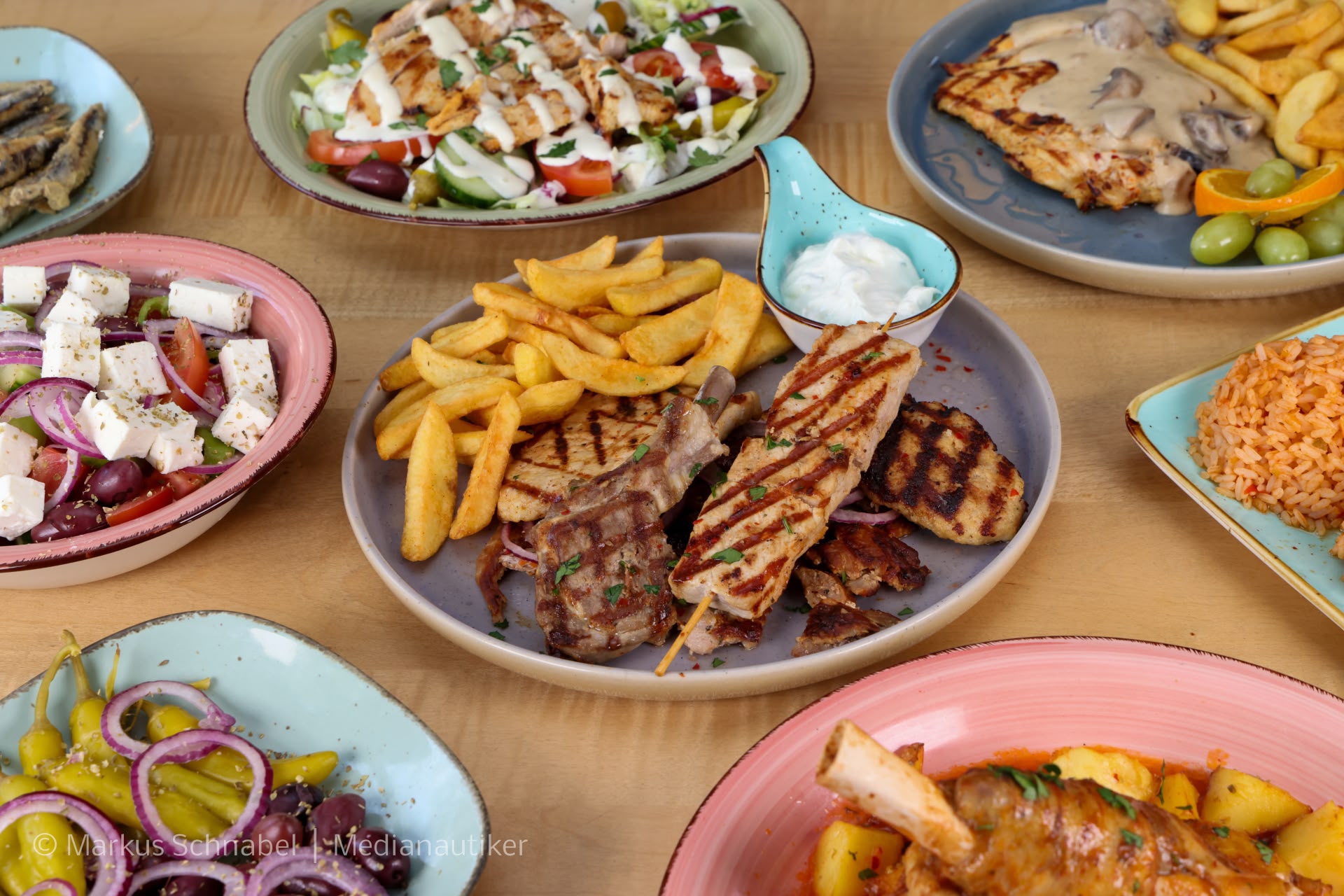Griechische Grillplatte, Salate und Beilagen im Olea